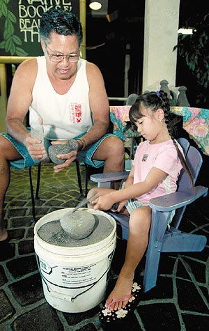Solomon Apio and his granddaughter, Ku'ulei Rickard, are making poi 
